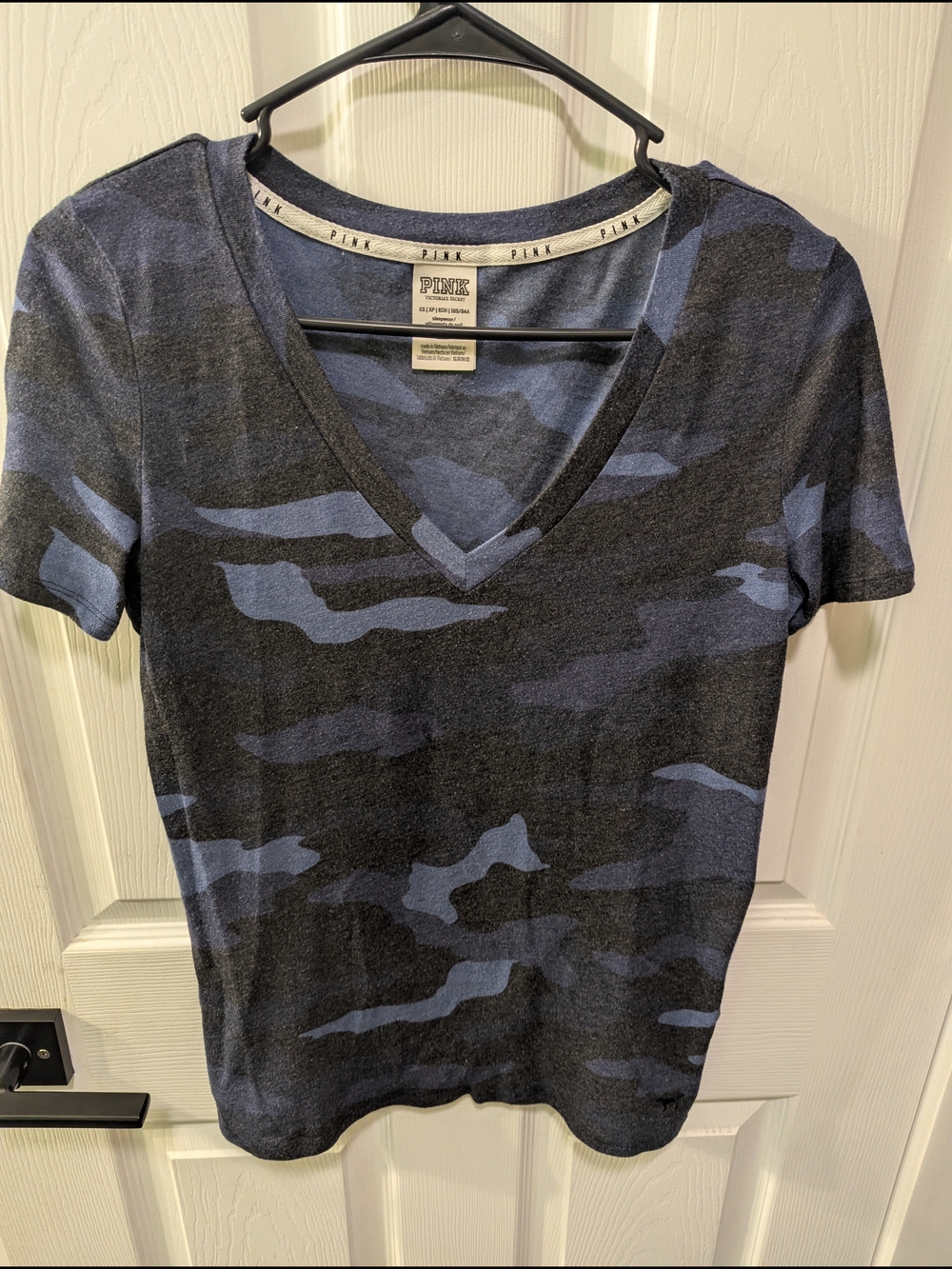 PINK Victoria's Secret Women's Camo V-Neck Short Sleeve Tee - Blue & Black - Picture 2 of 5